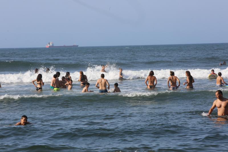 En la playa o la piscina, junto a una fuente o en una terraza. Ante la llegada de la primera ola de calor de este verano, que ha dejado valores por encima de los treinta grados, los asturianos buscan refresco en distintos escenarios. 