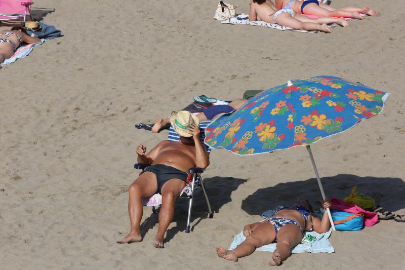 En la playa o la piscina, junto a una fuente o en una terraza. Ante la llegada de la primera ola de calor de este verano, que ha dejado valores por encima de los treinta grados, los asturianos buscan refresco en distintos escenarios. 