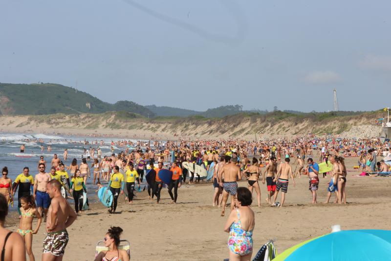 En la playa o la piscina, junto a una fuente o en una terraza. Ante la llegada de la primera ola de calor de este verano, que ha dejado valores por encima de los treinta grados, los asturianos buscan refresco en distintos escenarios. 