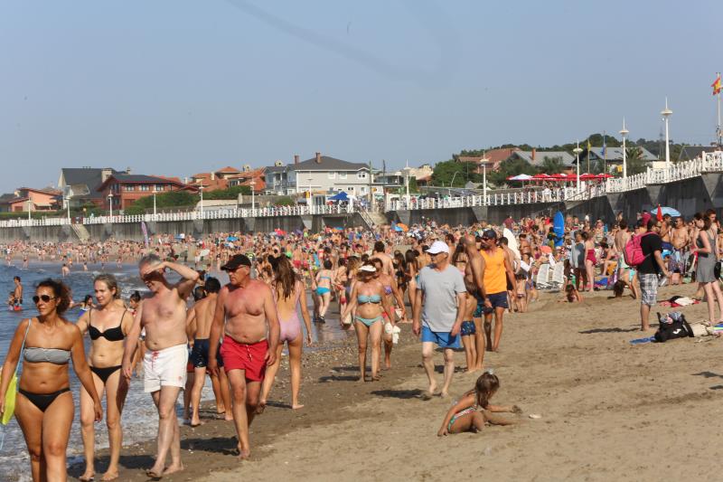 En la playa o la piscina, junto a una fuente o en una terraza. Ante la llegada de la primera ola de calor de este verano, que ha dejado valores por encima de los treinta grados, los asturianos buscan refresco en distintos escenarios. 