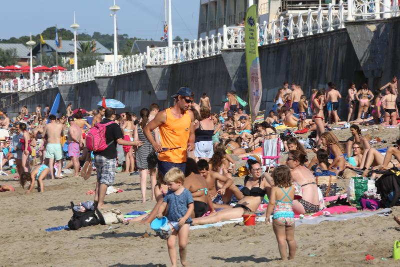 En la playa o la piscina, junto a una fuente o en una terraza. Ante la llegada de la primera ola de calor de este verano, que ha dejado valores por encima de los treinta grados, los asturianos buscan refresco en distintos escenarios. 