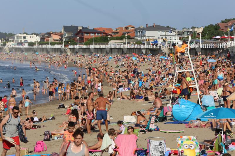 En la playa o la piscina, junto a una fuente o en una terraza. Ante la llegada de la primera ola de calor de este verano, que ha dejado valores por encima de los treinta grados, los asturianos buscan refresco en distintos escenarios. 