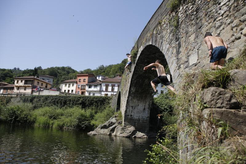 En la playa o la piscina, junto a una fuente o en una terraza. Ante la llegada de la primera ola de calor de este verano, que ha dejado valores por encima de los treinta grados, los asturianos buscan refresco en distintos escenarios. 