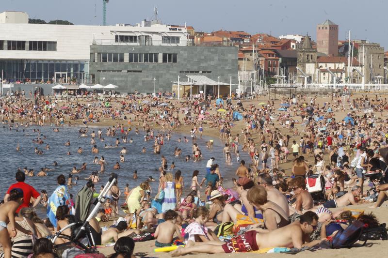 En la playa o la piscina, junto a una fuente o en una terraza. Ante la llegada de la primera ola de calor de este verano, que ha dejado valores por encima de los treinta grados, los asturianos buscan refresco en distintos escenarios. 