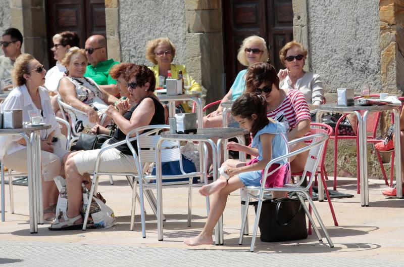 En la playa o la piscina, junto a una fuente o en una terraza. Ante la llegada de la primera ola de calor de este verano, que ha dejado valores por encima de los treinta grados, los asturianos buscan refresco en distintos escenarios. 