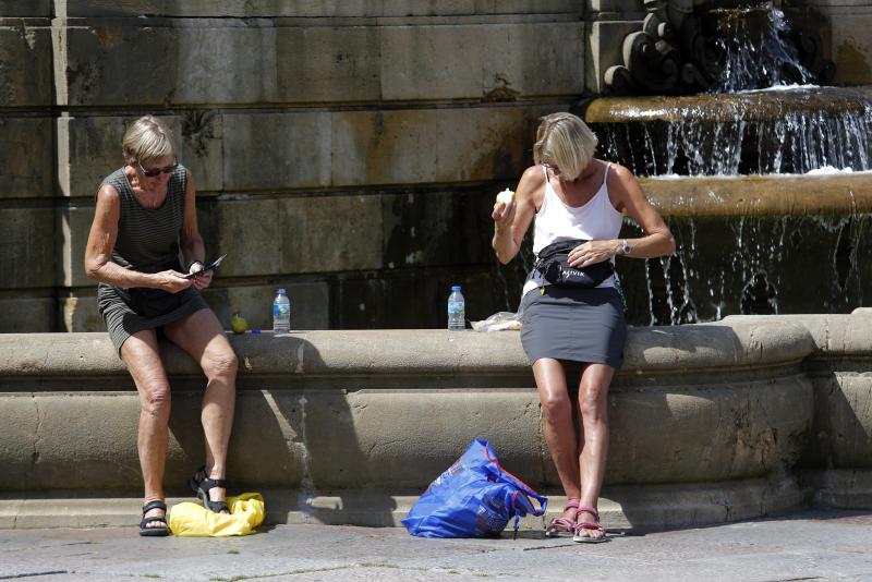 En la playa o la piscina, junto a una fuente o en una terraza. Ante la llegada de la primera ola de calor de este verano, que ha dejado valores por encima de los treinta grados, los asturianos buscan refresco en distintos escenarios. 