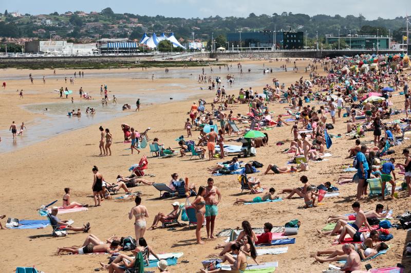 En la playa o la piscina, junto a una fuente o en una terraza. Ante la llegada de la primera ola de calor de este verano, que ha dejado valores por encima de los treinta grados, los asturianos buscan refresco en distintos escenarios. 