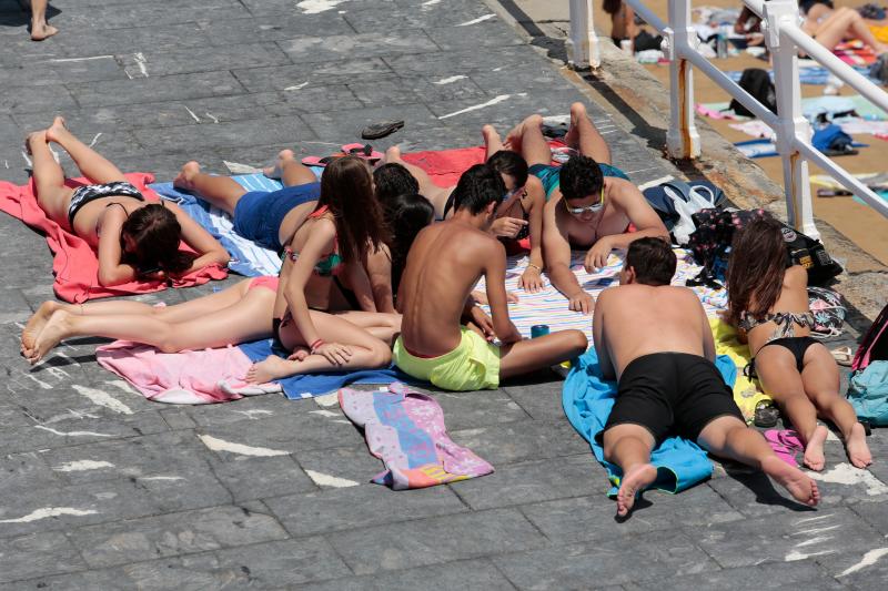 En la playa o la piscina, junto a una fuente o en una terraza. Ante la llegada de la primera ola de calor de este verano, que ha dejado valores por encima de los treinta grados, los asturianos buscan refresco en distintos escenarios. 