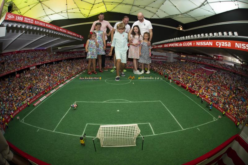 Presentación de expositores y últimos retoques. La jornada previa a la inauguración de la 62 Feria Internacional de Muestras de Gijón es frenética en el recinto ferial Luis Adaro. No obstante, varias entidades han hecho un alto para presentar sus expositores. Es el caso de los ayuntamientos de Gijón y Oviedo, Liberbank o EdP. 