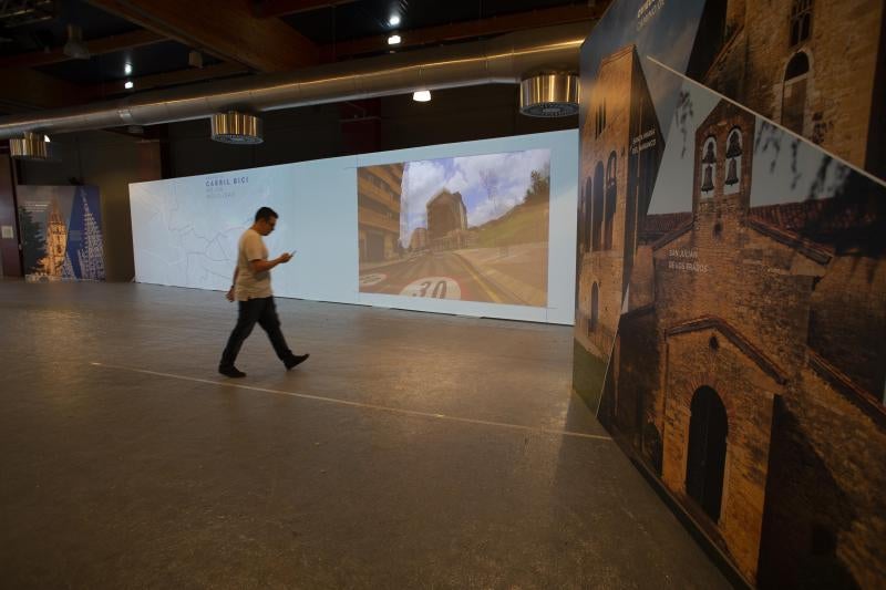 Presentación de expositores y últimos retoques. La jornada previa a la inauguración de la 62 Feria Internacional de Muestras de Gijón es frenética en el recinto ferial Luis Adaro. No obstante, varias entidades han hecho un alto para presentar sus expositores. Es el caso de los ayuntamientos de Gijón y Oviedo, Liberbank o EdP. 