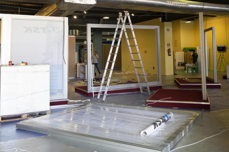 Presentación de expositores y últimos retoques. La jornada previa a la inauguración de la 62 Feria Internacional de Muestras de Gijón es frenética en el recinto ferial Luis Adaro. No obstante, varias entidades han hecho un alto para presentar sus expositores. Es el caso de los ayuntamientos de Gijón y Oviedo, Liberbank o EdP. 