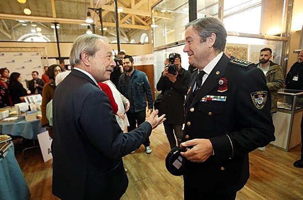 El alcalde de Oviedo, Wenceslao López, charla con José Manuel López cuando aún era jefe de la Policía Local. 