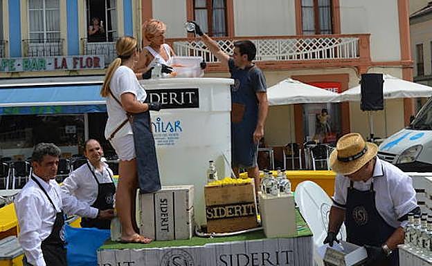 Emoción en Vegadeo con la elaboración del gintónic más grande del mundo