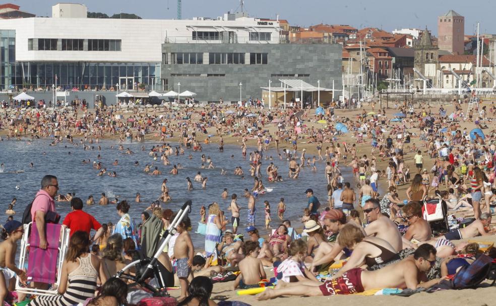 Poniente. Las playas de Gijón estuvieron llenas hasta la bandera. 