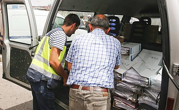 La Policía se ha incautado de 297 cajas con historiales clínicos.