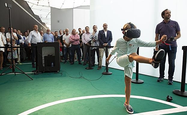 Uno de los nietos de Jesús Castro lanza un penalti en la zona del simulador.