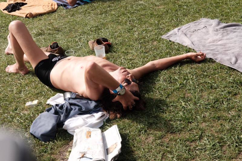 El festival gijonés combate la ola de calor con una 'pool party' en el camping de Deva amenizada por varios dj's.