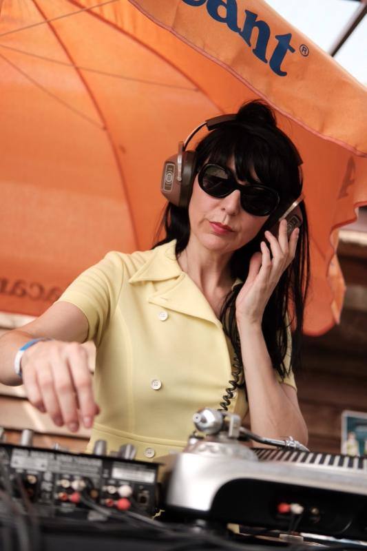 El festival gijonés combate la ola de calor con una 'pool party' en el camping de Deva amenizada por varios dj's.