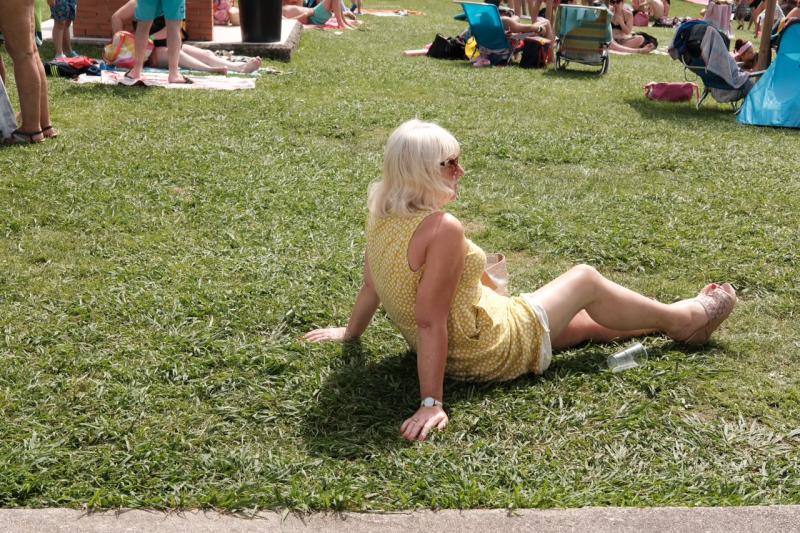 El festival gijonés combate la ola de calor con una 'pool party' en el camping de Deva amenizada por varios dj's.