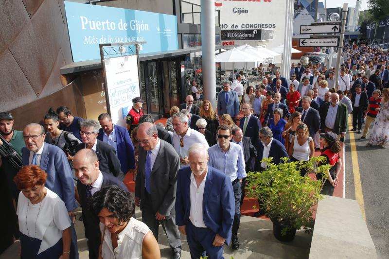 La ministra de Sanidad y Consumo, Carmen Montón, ha inaugurado la 62 Feria de Muestras de Asturias, que se celebra en el recinto Luis Adaro de Gijón. A su llegada se ha encontrado con la protesta de varios afectados de las clínicas iDental. 