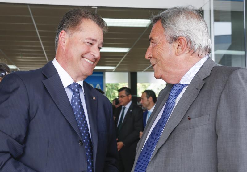 La ministra de Sanidad y Consumo, Carmen Montón, ha inaugurado la 62 Feria de Muestras de Asturias, que se celebra en el recinto Luis Adaro de Gijón. A su llegada se ha encontrado con la protesta de varios afectados de las clínicas iDental. 