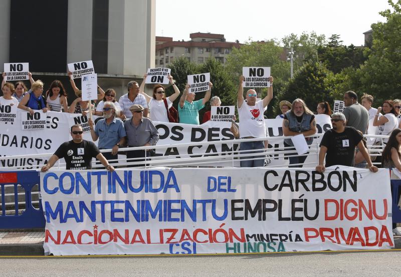 La ministra de Sanidad y Consumo, Carmen Montón, ha inaugurado la 62 Feria de Muestras de Asturias, que se celebra en el recinto Luis Adaro de Gijón. A su llegada se ha encontrado con la protesta de varios afectados de las clínicas iDental. 