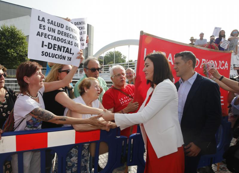 La ministra de Sanidad y Consumo, Carmen Montón, ha inaugurado la 62 Feria de Muestras de Asturias, que se celebra en el recinto Luis Adaro de Gijón. A su llegada se ha encontrado con la protesta de varios afectados de las clínicas iDental. 