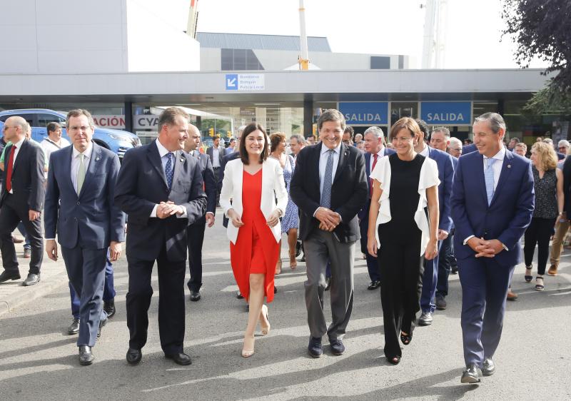 La ministra de Sanidad y Consumo, Carmen Montón, ha inaugurado la 62 Feria de Muestras de Asturias, que se celebra en el recinto Luis Adaro de Gijón. A su llegada se ha encontrado con la protesta de varios afectados de las clínicas iDental. 