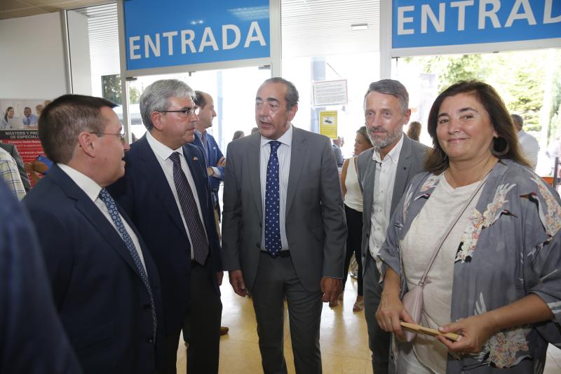 La ministra de Sanidad y Consumo, Carmen Montón, ha inaugurado la 62 Feria de Muestras de Asturias, que se celebra en el recinto Luis Adaro de Gijón. A su llegada se ha encontrado con la protesta de varios afectados de las clínicas iDental. 