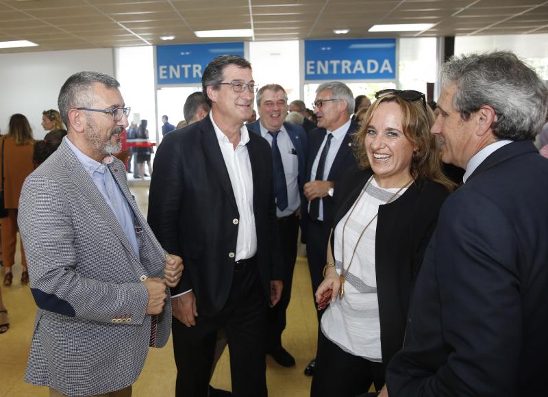 La ministra de Sanidad y Consumo, Carmen Montón, ha inaugurado la 62 Feria de Muestras de Asturias, que se celebra en el recinto Luis Adaro de Gijón. A su llegada se ha encontrado con la protesta de varios afectados de las clínicas iDental. 