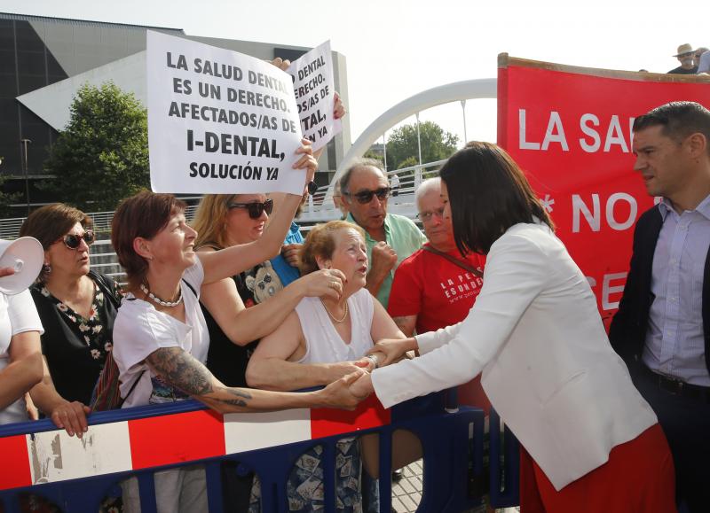 La ministra de Sanidad y Consumo, Carmen Montón, ha inaugurado la 62 Feria de Muestras de Asturias, que se celebra en el recinto Luis Adaro de Gijón. A su llegada se ha encontrado con la protesta de varios afectados de las clínicas iDental. 