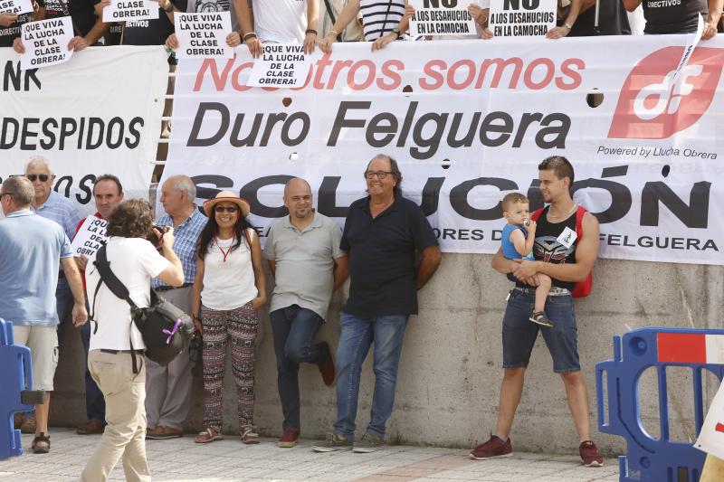 La ministra de Sanidad y Consumo, Carmen Montón, ha inaugurado la 62 Feria de Muestras de Asturias, que se celebra en el recinto Luis Adaro de Gijón. A su llegada se ha encontrado con la protesta de varios afectados de las clínicas iDental. 