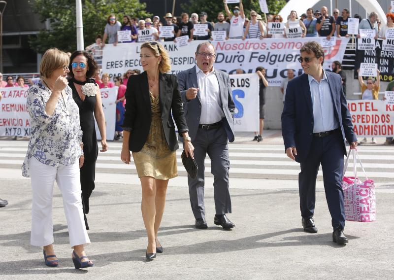 La ministra de Sanidad y Consumo, Carmen Montón, ha inaugurado la 62 Feria de Muestras de Asturias, que se celebra en el recinto Luis Adaro de Gijón. A su llegada se ha encontrado con la protesta de varios afectados de las clínicas iDental. 