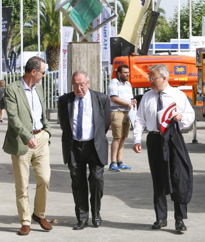 La ministra de Sanidad y Consumo, Carmen Montón, ha inaugurado la 62 Feria de Muestras de Asturias, que se celebra en el recinto Luis Adaro de Gijón. A su llegada se ha encontrado con la protesta de varios afectados de las clínicas iDental. 