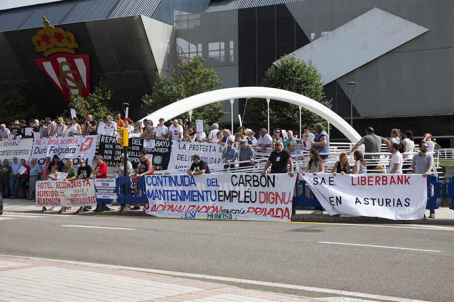 La ministra de Sanidad y Consumo, Carmen Montón, ha inaugurado la 62 Feria de Muestras de Asturias, que se celebra en el recinto Luis Adaro de Gijón. A su llegada se ha encontrado con la protesta de varios afectados de las clínicas iDental. 