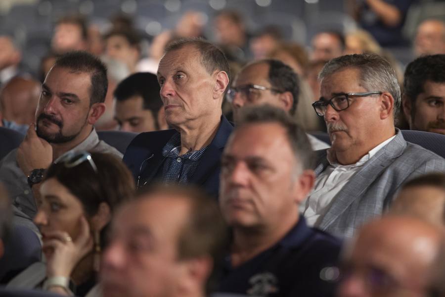 La ministra de Sanidad y Consumo, Carmen Montón, ha inaugurado la 62 Feria de Muestras de Asturias, que se celebra en el recinto Luis Adaro de Gijón. A su llegada se ha encontrado con la protesta de varios afectados de las clínicas iDental. 