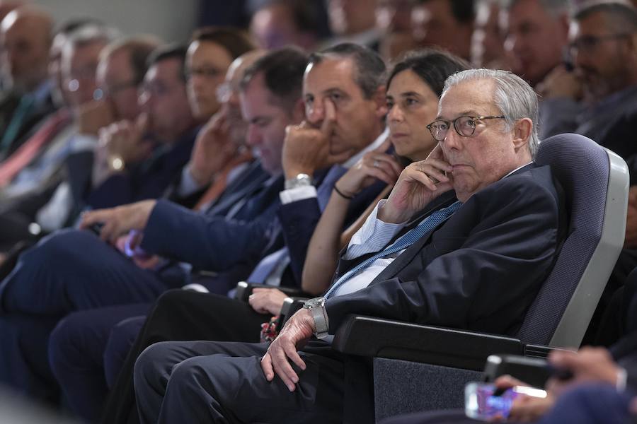 La ministra de Sanidad y Consumo, Carmen Montón, ha inaugurado la 62 Feria de Muestras de Asturias, que se celebra en el recinto Luis Adaro de Gijón. A su llegada se ha encontrado con la protesta de varios afectados de las clínicas iDental. 