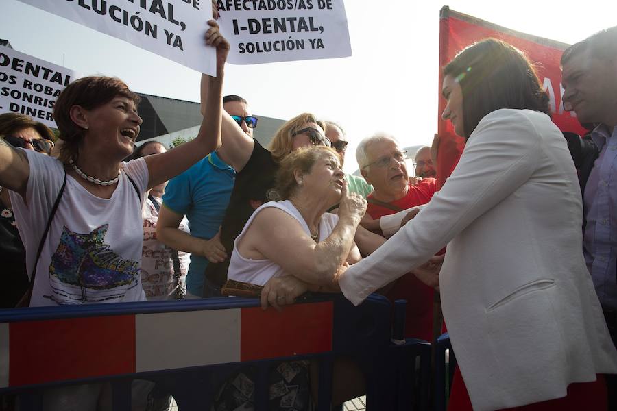 La ministra de Sanidad y Consumo, Carmen Montón, ha inaugurado la 62 Feria de Muestras de Asturias, que se celebra en el recinto Luis Adaro de Gijón. A su llegada se ha encontrado con la protesta de varios afectados de las clínicas iDental. 