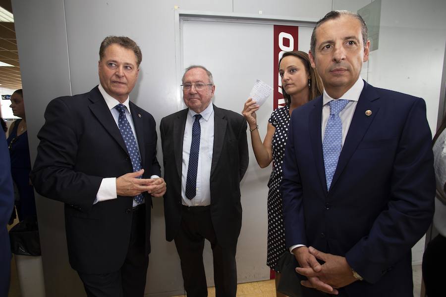 La ministra de Sanidad y Consumo, Carmen Montón, ha inaugurado la 62 Feria de Muestras de Asturias, que se celebra en el recinto Luis Adaro de Gijón. A su llegada se ha encontrado con la protesta de varios afectados de las clínicas iDental. 