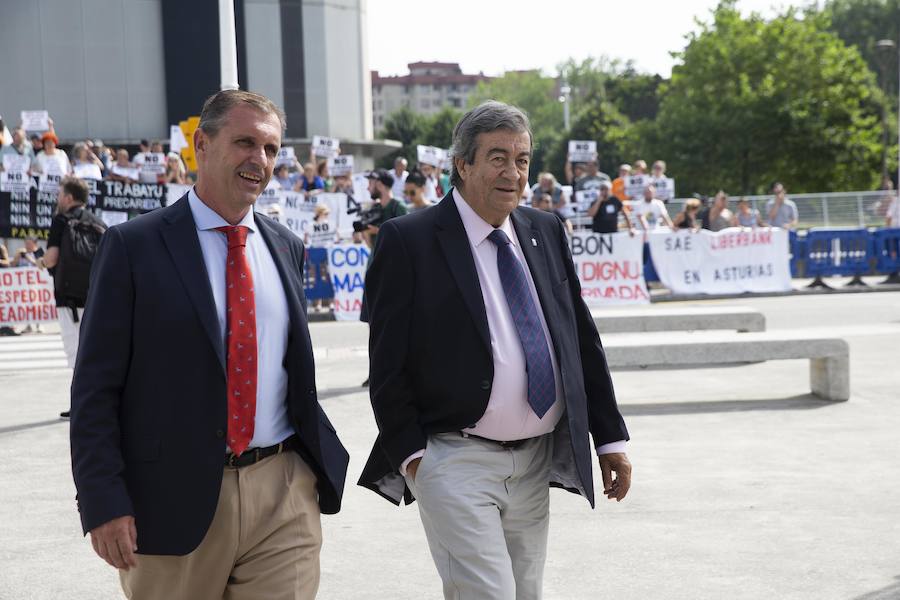 La ministra de Sanidad y Consumo, Carmen Montón, ha inaugurado la 62 Feria de Muestras de Asturias, que se celebra en el recinto Luis Adaro de Gijón. A su llegada se ha encontrado con la protesta de varios afectados de las clínicas iDental. 