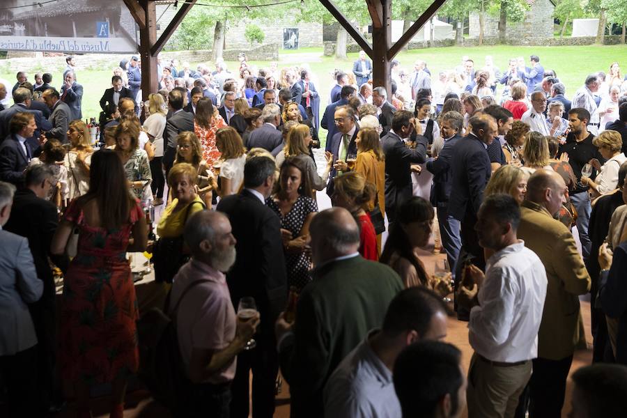La ministra de Sanidad y Consumo, Carmen Montón, ha inaugurado la 62 Feria de Muestras de Asturias, que se celebra en el recinto Luis Adaro de Gijón. A su llegada se ha encontrado con la protesta de varios afectados de las clínicas iDental. 