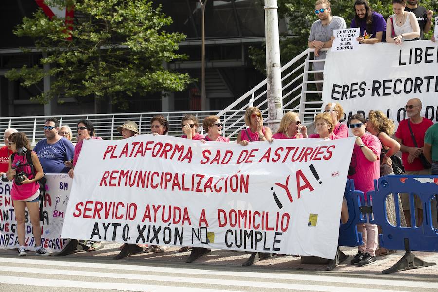 La ministra de Sanidad y Consumo, Carmen Montón, ha inaugurado la 62 Feria de Muestras de Asturias, que se celebra en el recinto Luis Adaro de Gijón. A su llegada se ha encontrado con la protesta de varios afectados de las clínicas iDental. 
