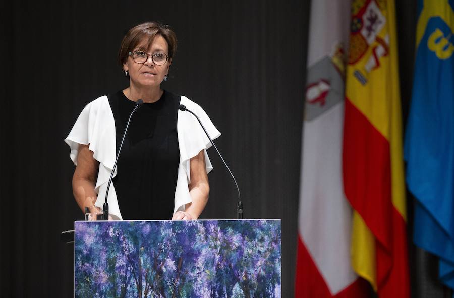 La ministra de Sanidad y Consumo, Carmen Montón, ha inaugurado la 62 Feria de Muestras de Asturias, que se celebra en el recinto Luis Adaro de Gijón. A su llegada se ha encontrado con la protesta de varios afectados de las clínicas iDental. 
