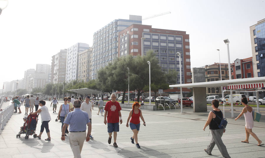 La ciudad ha amanecido con grandes bancos de niebla y brumas