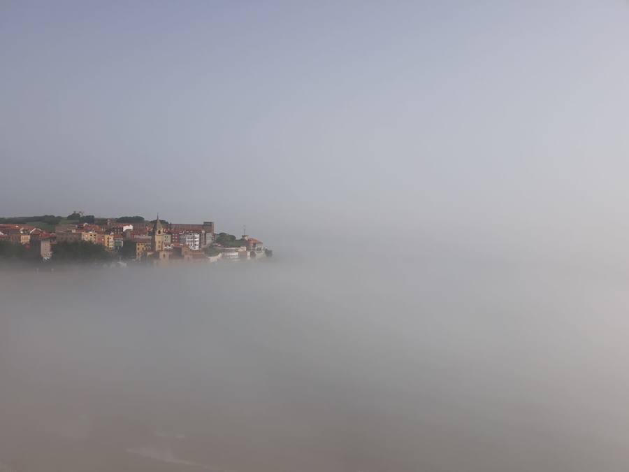 La ciudad ha amanecido con grandes bancos de niebla y brumas