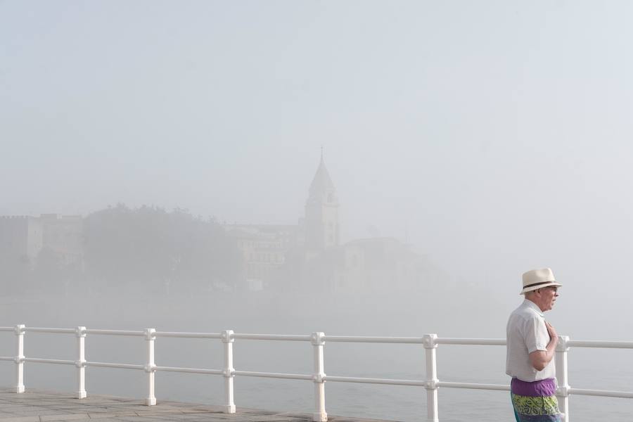 La ciudad ha amanecido con grandes bancos de niebla y brumas