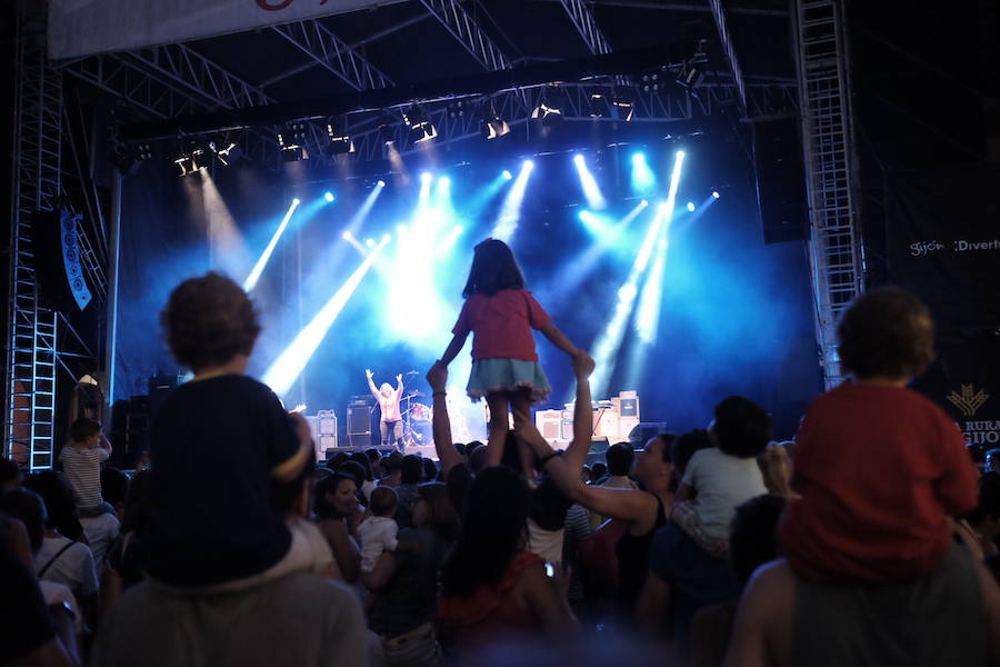 El grupo ofreció un concierto participativo con el que disfrutó toda la familia.