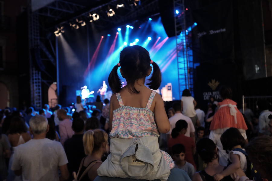 El grupo ofreció un concierto participativo con el que disfrutó toda la familia.