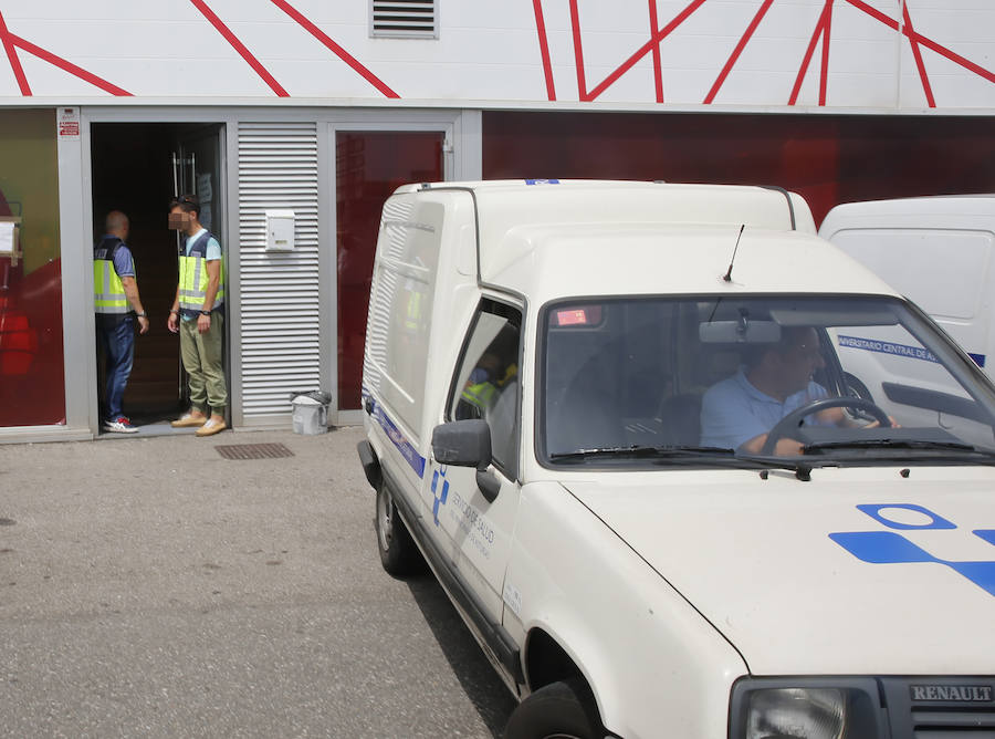 La Policía Judicial ha registrado durante tres horas, en presencia de inspectores de la Consejería de Sanidad, la clínica de iDental en Gijón y se ha incautado de 297 cajas con las historias clínicas de los pacientes. Están bajo la custodia del Principado. Algunos de los afectados han celebrado la operación frente a la clínica.