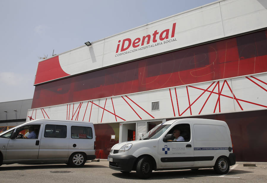 La Policía Judicial ha registrado durante tres horas, en presencia de inspectores de la Consejería de Sanidad, la clínica de iDental en Gijón y se ha incautado de 297 cajas con las historias clínicas de los pacientes. Están bajo la custodia del Principado. Algunos de los afectados han celebrado la operación frente a la clínica.